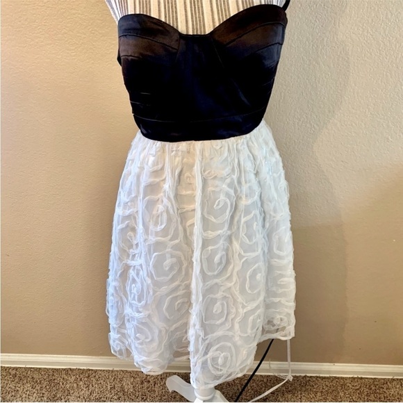 Adrianna Papell Dresses & Skirts - NEW Adrianna Papell Formal Gown Sz 3/4 Hailey Logan Dress Black Satin White Lace